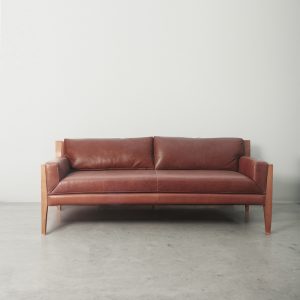 Sofa Noma 225 - Madera Color Miel Ulmo - Cuero Color Moss Castaño